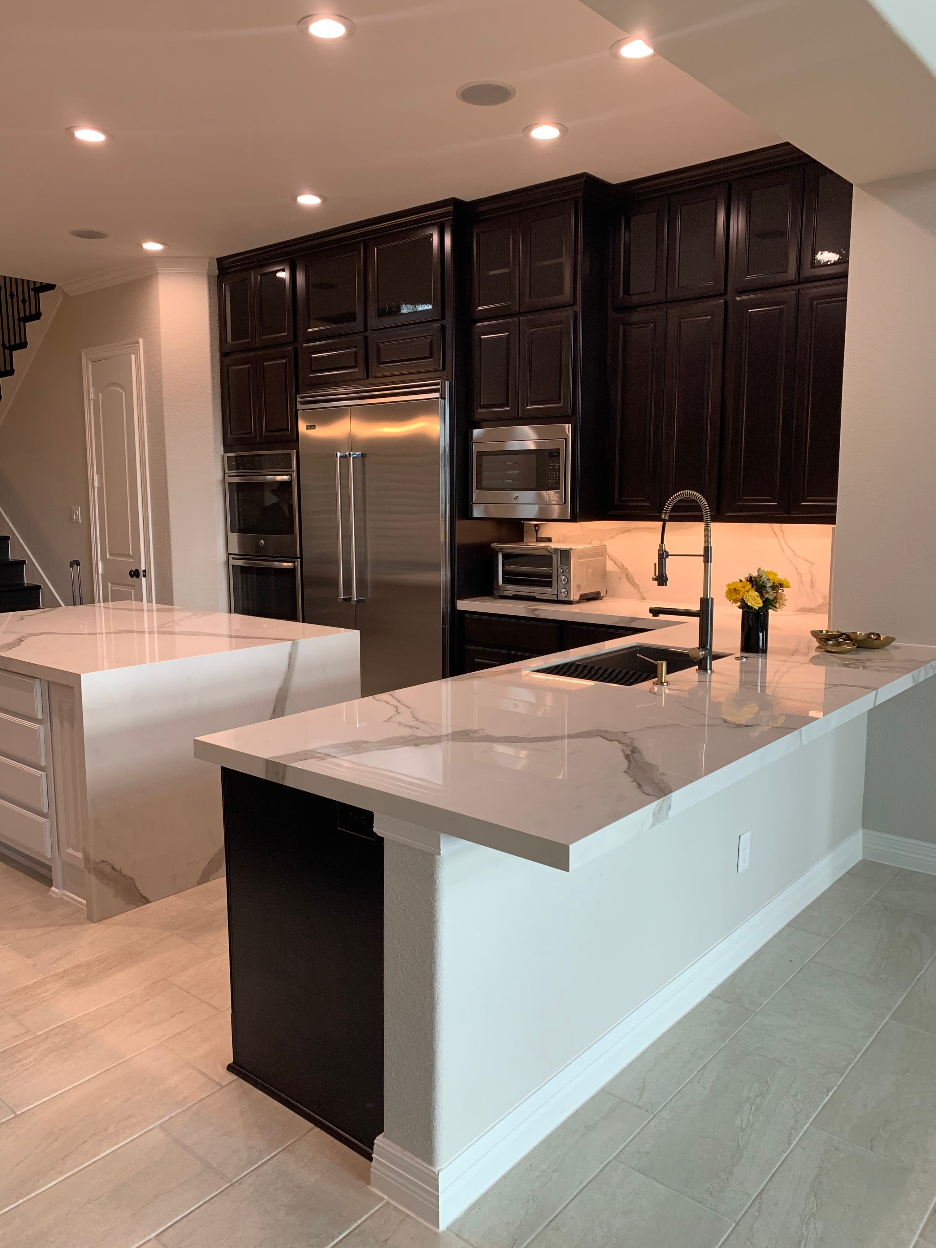 Elegant porcelain countertop in a modern kitchen